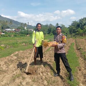 Jelang Hari Bhayangkara ke-79, Brigadir Kamaludin Bagikan 100 Bibit Ternak dan 1.000 Bibit Tanaman Bergizi kepada Warga Desa Sermong