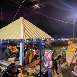 Antisipasi Gangguan Kamtibmas, Anggota Piket Polsek Poto Tano Laksanakan Patroli Dialogis Malam Hari