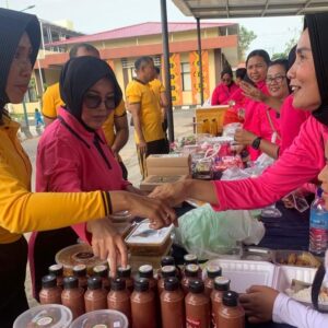 Produk UMKM Bhayangkari KLU Hiasi Olah Raga Bersama Di Polres