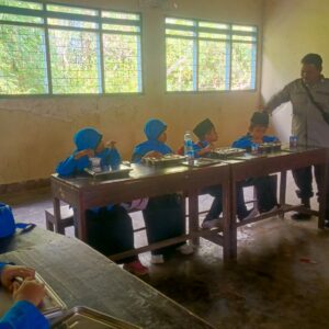 Polres Loteng Kawal Pendistribusian Makanan Bergizi Gratis untuk Pelajar, Dukung Program Nasional