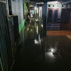 Cuaca Ekstrem Picu Banjir di Desa Bajur, Lombok Barat, Ratusan Warga Mengungsi