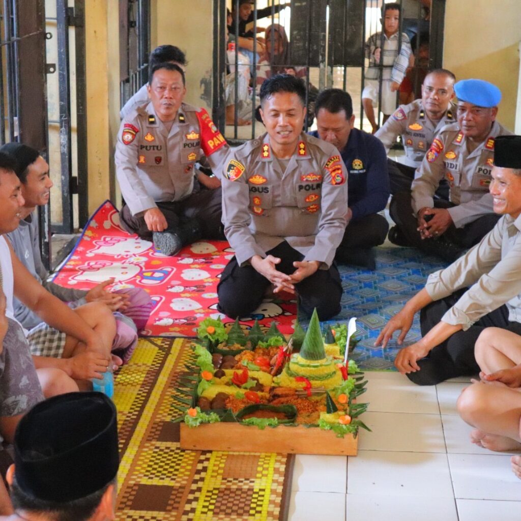 Hari Bhayangkara ke-79 Kapolres Lombok Utara Bagi Kebahagiaan Dengan Tahanan