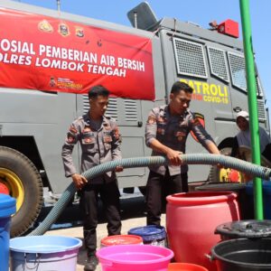 Polres Loteng Salurkan Air Bersih untuk Warga Terdampak Kekeringan di Pratim.