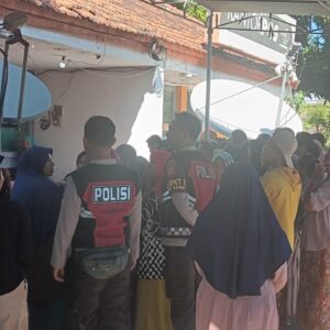 *Polsek Bayan Lakukan Pengamanan Penyaluran Bantuan PKH dan BPNT*