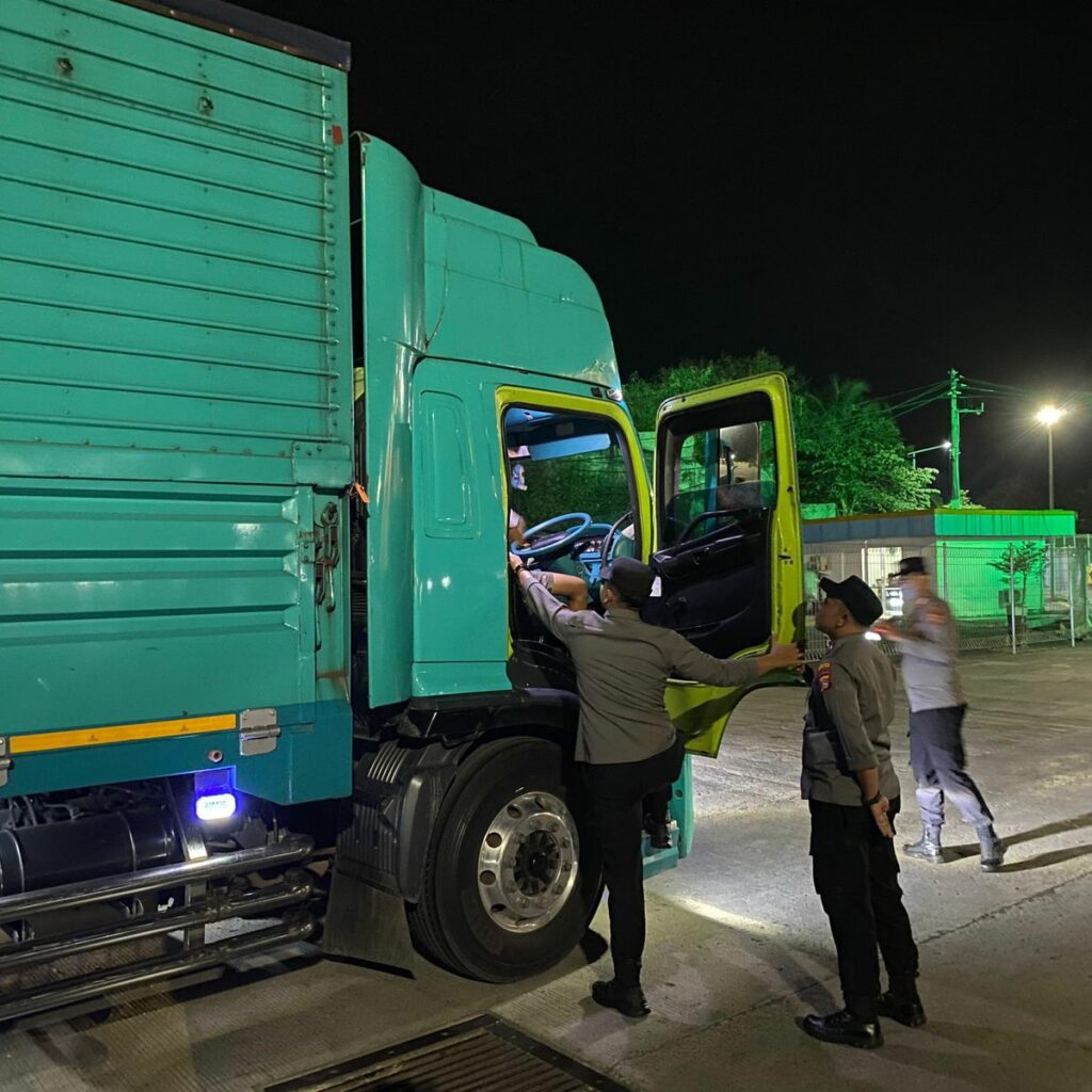 KMP Surya 777 Tiba di Lembar, Polisi Pastikan Proses Bongkaran Aman