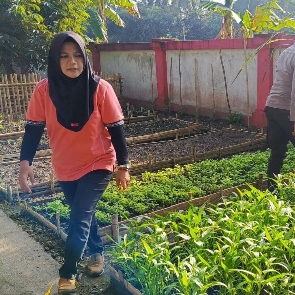 Pangan Mandiri dari Halaman Sendiri: Inisiatif KWT Pemangket Didukung Polri