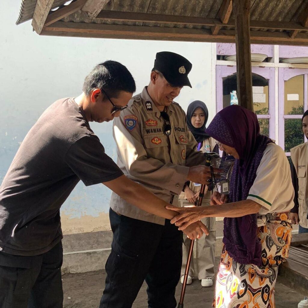 Polisi Peduli: Polsek Lembar Ringankan Hidup Lansia di Kecamatan Lembar