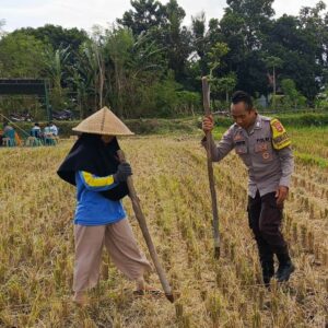 Sosialisasi Pupuk Subsidi Tanpa Biaya oleh Bhabinkamtibmas di Kuripan Utara