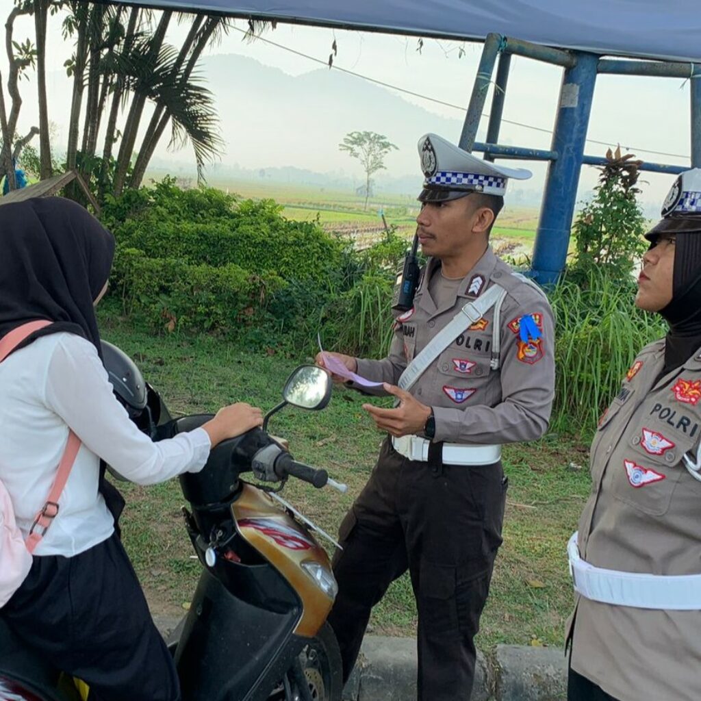 Disiplin Lalu Lintas Ditingkatkan, Polres Lombok Barat Tertibkan Pengendara di Bundaran Penas