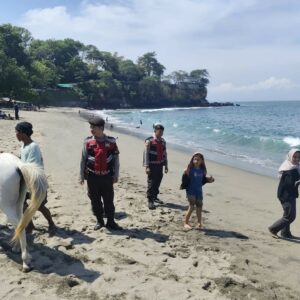 Pantai Cemare Dijaga Ketat: Polisi Lembar Perkenalkan KEMOS 110 ke Wisatawan