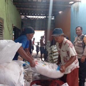Aipda Sudarman Aktif Kawal Distribusi Pupuk di Desa Merembu