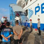 Polsek Kawasan Pelabuhan Laut Bima Amankan Proses Embarkasi dan Debarkasi Kapal KM. AWU di Pelabuhan Bima