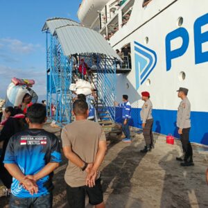 Polsek Kawasan Pelabuhan Laut Bima Amankan Proses Embarkasi dan Debarkasi Kapal KM. AWU di Pelabuhan Bima