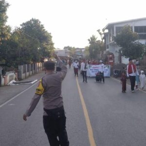 Bhabinkamtibmas Polsek Donggo Laksanakan Pengamanan Pawai Ta’aruf Pembukaan MTQ Tingkat Desa Rora
