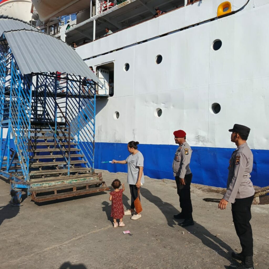 Polsek Kawasan Pelabuhan Laut Bima Amankan Proses Embarkasi dan Debarkasi Kapal KM. BINAIYA di Pelabuhan Bima
