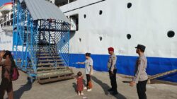 Polsek Kawasan Pelabuhan Laut Bima Amankan Proses Embarkasi dan Debarkasi Kapal KM. BINAIYA di Pelabuhan Bima