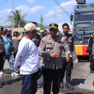 Kapolres Sumbawa Barat Pimpin Pengamanan Aksi Unjuk Rasa Aliansi PPS Selama Dua Hari di Poto Tano, Petugas dan Aliansi Saling Apresiasi