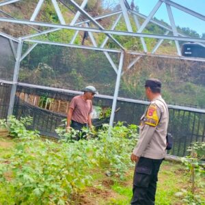 Bhabinkamtibmas Desa Mantun Dampingi Pengelolaan Pekarangan Pangan Bergizi