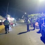 Ciptakan Rasa Aman, Polsek Poto Tano Gelar Patroli Blue Light Bersama Forkopimcam