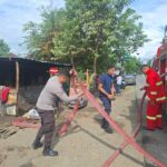 Kios Semi Permanen Terbakar, Polsek Seteluk Turun Tangan Bantu Padamkan Api dan Evakuasi