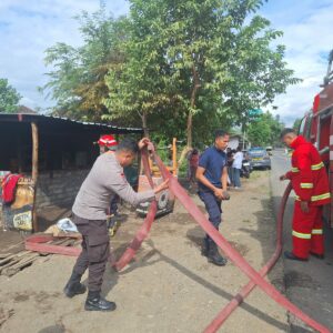 Kios Semi Permanen Terbakar, Polsek Seteluk Turun Tangan Bantu Padamkan Api dan Evakuasi