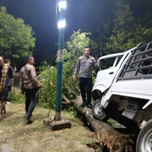 Respon Cepat Laporan Masyarakat, Piket Fungsi Polsek Rasanae Barat Evakuasi Laka Lantas Tunggal di Jalan Lintas Bima-Sumbawa