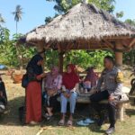 Bhabinkamtibmas Desa Sekongkang Bawah Sambangi Warga, Ajak Ibu-Ibu Jaga Kamtibmas dan Waspadai TPPO