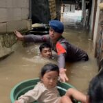 Meski Dengan Ember, Evakuasi Balita di Jaktim Dilakukan Dengan Sigap