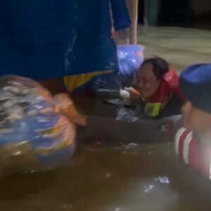 Ibu Hamil Hendak Melahirkan Dievakuasi Polisi Dengan Pelampung dan Ban