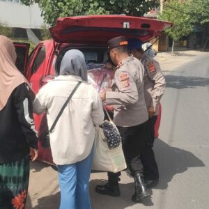 Kapolsek Hu’u Jenguk Korban Laka Lantas, Antar Salah Satu Pasien Pulang ke Rumah