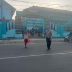 Personel Satlantas Polres Bima Kota Laksanakan Rawan Pagi, Bantu Pejalan Kaki dan Anak Sekolah Menyeberang Jalan