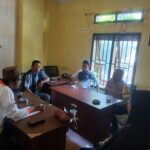 Bhabinkamtibmas Desa Desa Beru Fasilitasi Mediasi Kasus Pencemaran Nama Baik, Kedua Pihak Sepakat Damai
