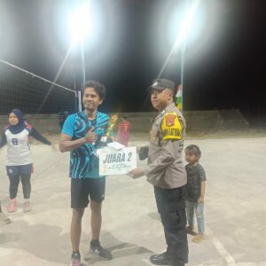 Bhabinkamtibmas Desa Tambak Sari Hadiri Penutupan Lomba Volly KKN UTS, Wujud Kepedulian terhadap Generasi Muda
