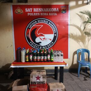 Sat Resnarkoba Polres Bima Kota Amankan Puluhan Botol Miras dari Lima Lokasi Berbeda