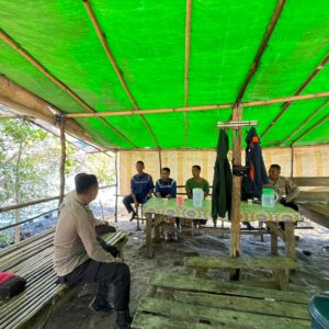 Sat Binmas Polres Bima Kota Gelar Giat Jumat Curhat Bersama Komunitas Sopir Truk di Lingkungan Ni’u