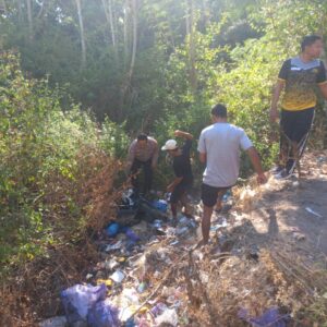 Respon Cepat Personel Polsek Sape, Evakuasi Korban Laka Lantas di Jalan Lintas Sape-Bima