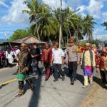 Polsek Taliwang Amankan Pawai Budaya dan Pembukaan Sandeka Dilao’ 2025 di Desa Labuhan Lalar