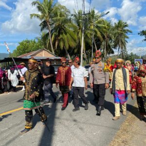 Polsek Taliwang Amankan Pawai Budaya dan Pembukaan Sandeka Dilao’ 2025 di Desa Labuhan Lalar
