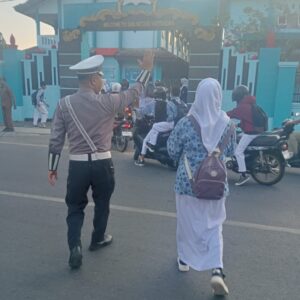 Personel Satlantas Polres Bima Kota Laksanakan Kegiatan Rawan Pagi/Strong Point, Wujudkan Kamseltibcarlantas yang Kondusif