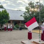 Bhabinkamtibmas Hadiri Upacara Hari Pertama Sekolah di SDN Tapir, Ingatkan Siswa Taat dan Waspada di Jalan Raya
