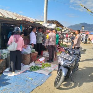 Anggota Piket Polsek Taliwang Laksanakan Patroli Dialogis di Pasar Tanah Mira