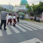 Anggota Polsek Sekongkang Laksanakan Giat Rawan Pagi di Depan Sekolah, Wujud Dukung Program PRESISI Kapolri