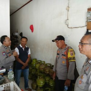 Sambangi Pedagang Eceran LPG 3 Kg, Sat Binmas Polres Bima Kota Berikan Himbauan Terkait Penyaluran dan Harga Jual