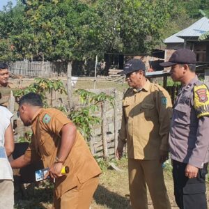 Bhabinkamtibmas Polres Bima Kota Dampingi Petugas Dinas Pertanian Laksanakan Vaksinasi Ternak di Kelurahan Jatibaru Timur