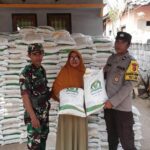 Bhabinkamtibmas Polsek Woha Mengawal Pendistribusian Bantuan Beras Bagi Warga Binaannya