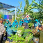 Bhabinkamtibmas Dampingi Penilaian Lomba Kebun PKK di Seteluk Tengah