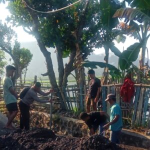 Bhabinkamtibmas Kelurahan Rite Laksanakan Gotong Royong Bersama Mahasiswa dan Warga Binaan