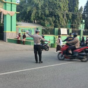 Personel Polsek Rasanae Barat Laksanakan Strong Point Pagi, Wujudkan Rasa Aman bagi Pengguna Jalan