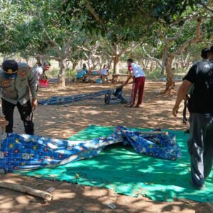 Polsek Wawo Bubarkan Kegiatan Perjudian Sabung Ayam dan Bola Adil di Desa Kambilo