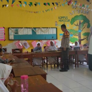 Bhabinkamtibmas Polres Bima Kota Pantau Kegiatan Makan Bergizi Gratis di Dua Sekolah Dasar